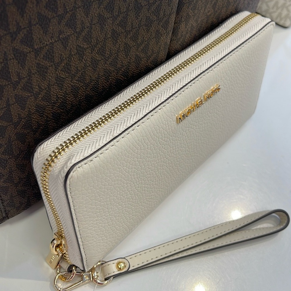 MICHAEL KORS
Leather Continental Wristlet Phone Case Wallet 
Light Cream 
NWT - Picture 2 of 16